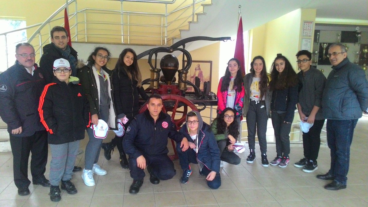 bahcesehirist's tweet image. Başakşehir itfaiye birimi desteği ile #robotik takımımız Hydrobotics kuru buz ile yangın söndürme tatbikatı başarılı bir şekilde gerçekleşmiştir. Kuru buz sayesinde yangının kısa sürede söndüğü ve yayılamadığı tespit edilmiştir. #bkegitek @aliozdegirmenci