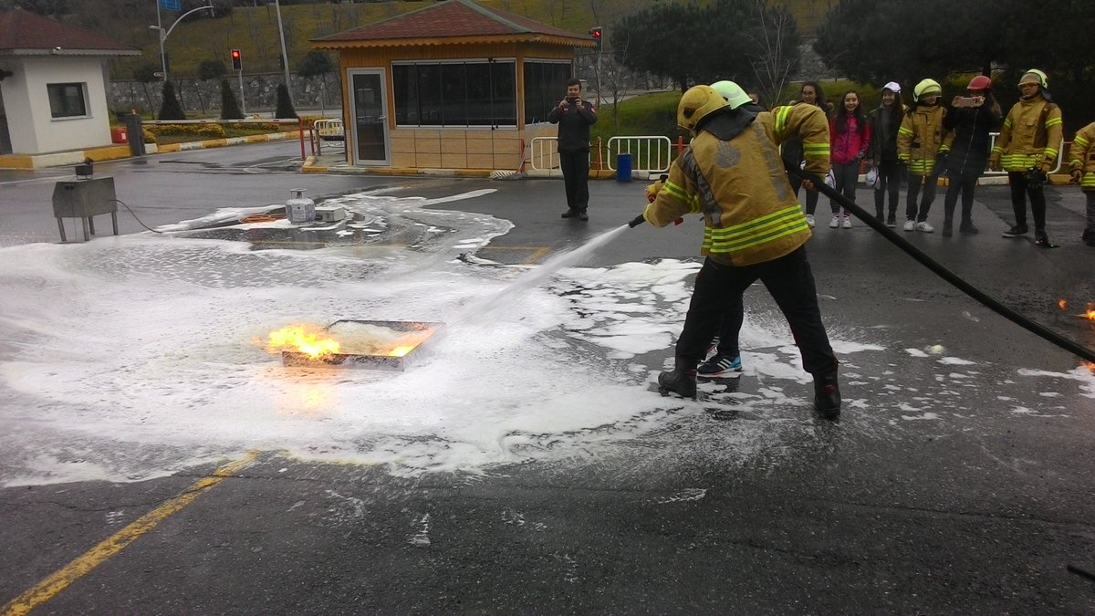 bahcesehirist's tweet image. Başakşehir itfaiye birimi desteği ile #robotik takımımız Hydrobotics kuru buz ile yangın söndürme tatbikatı başarılı bir şekilde gerçekleşmiştir. Kuru buz sayesinde yangının kısa sürede söndüğü ve yayılamadığı tespit edilmiştir. #bkegitek @aliozdegirmenci