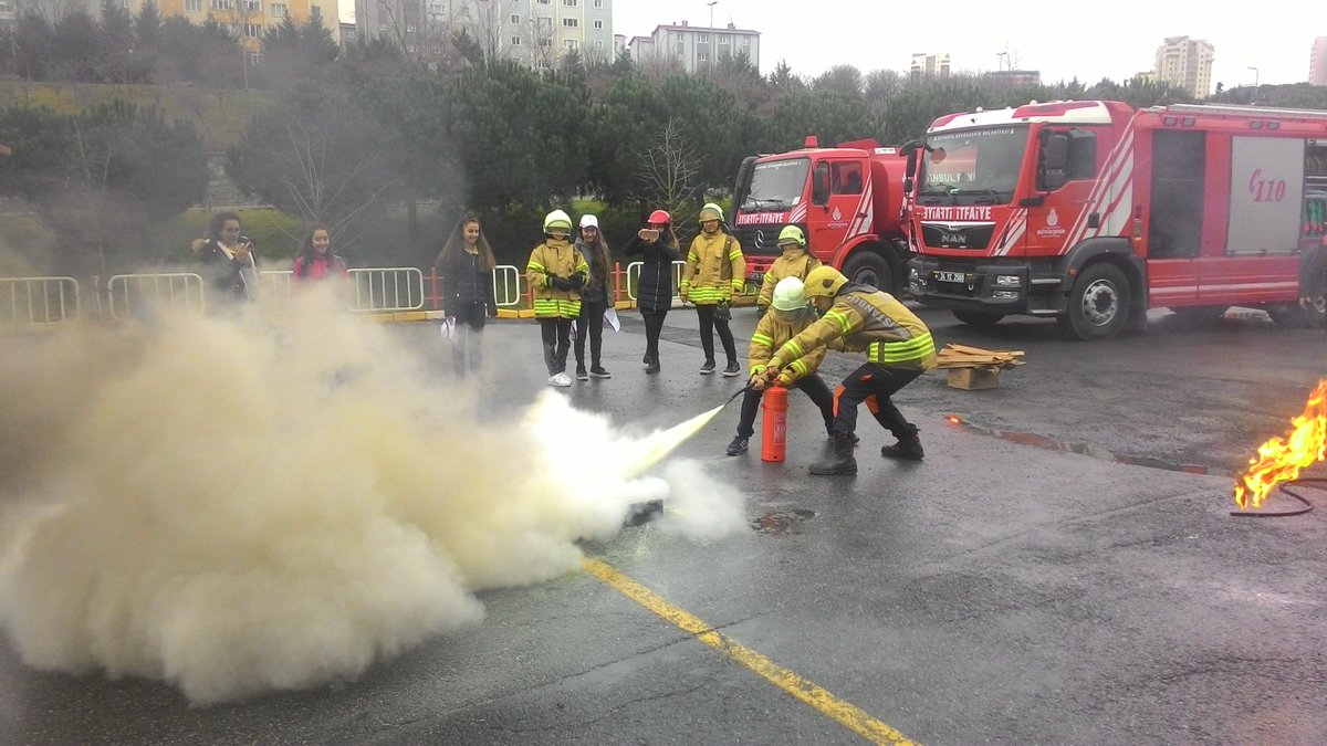 bahcesehirist's tweet image. Başakşehir itfaiye birimi desteği ile #robotik takımımız Hydrobotics kuru buz ile yangın söndürme tatbikatı başarılı bir şekilde gerçekleşmiştir. Kuru buz sayesinde yangının kısa sürede söndüğü ve yayılamadığı tespit edilmiştir. #bkegitek @aliozdegirmenci