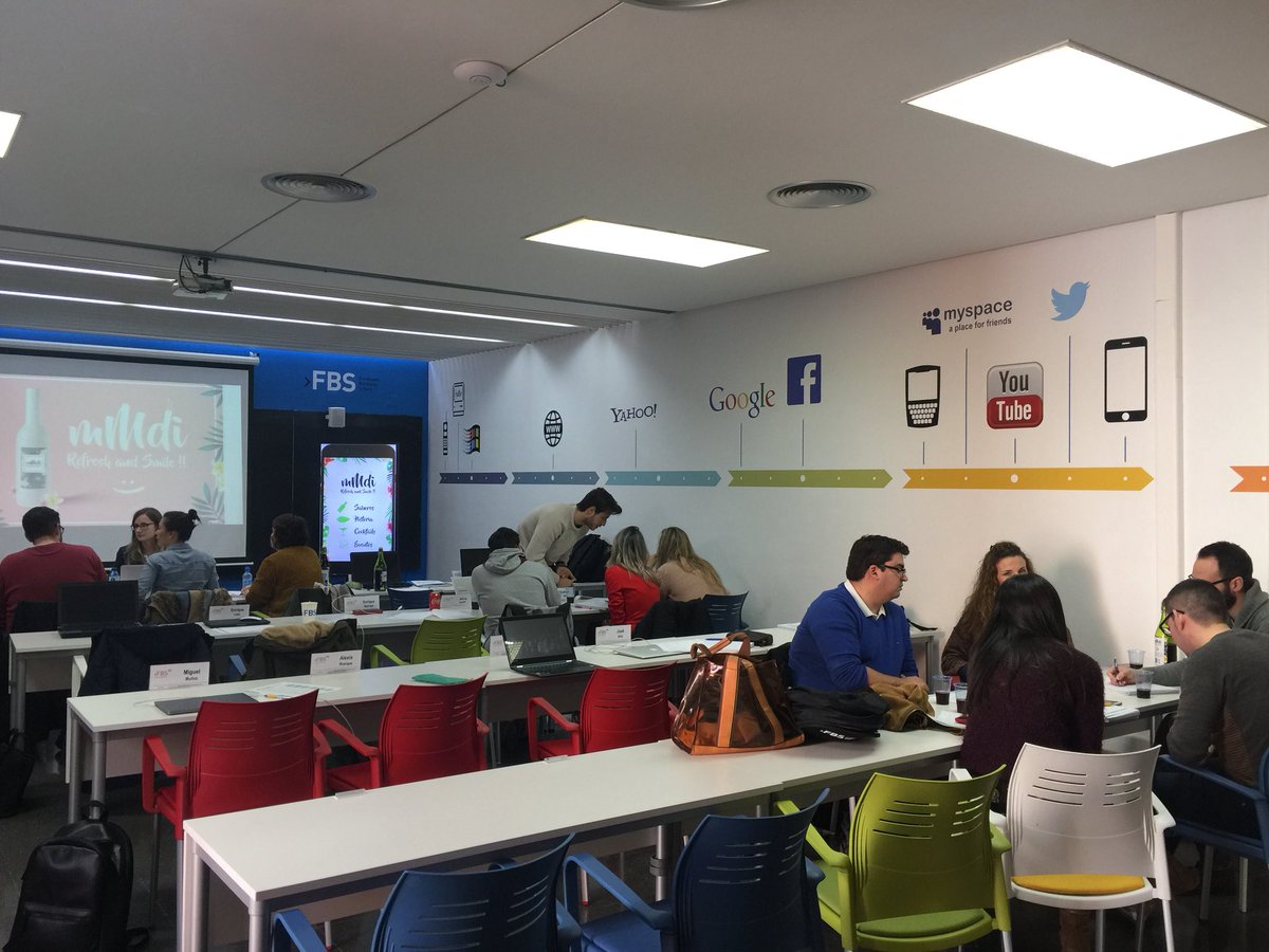 mcarmenmu's tweet photo. Los alumnos del #MMDI con las manos en la masa #mobile #appmarketing #mmdifbs1718 @Fundesem https://t.co/eK87xfiHeb