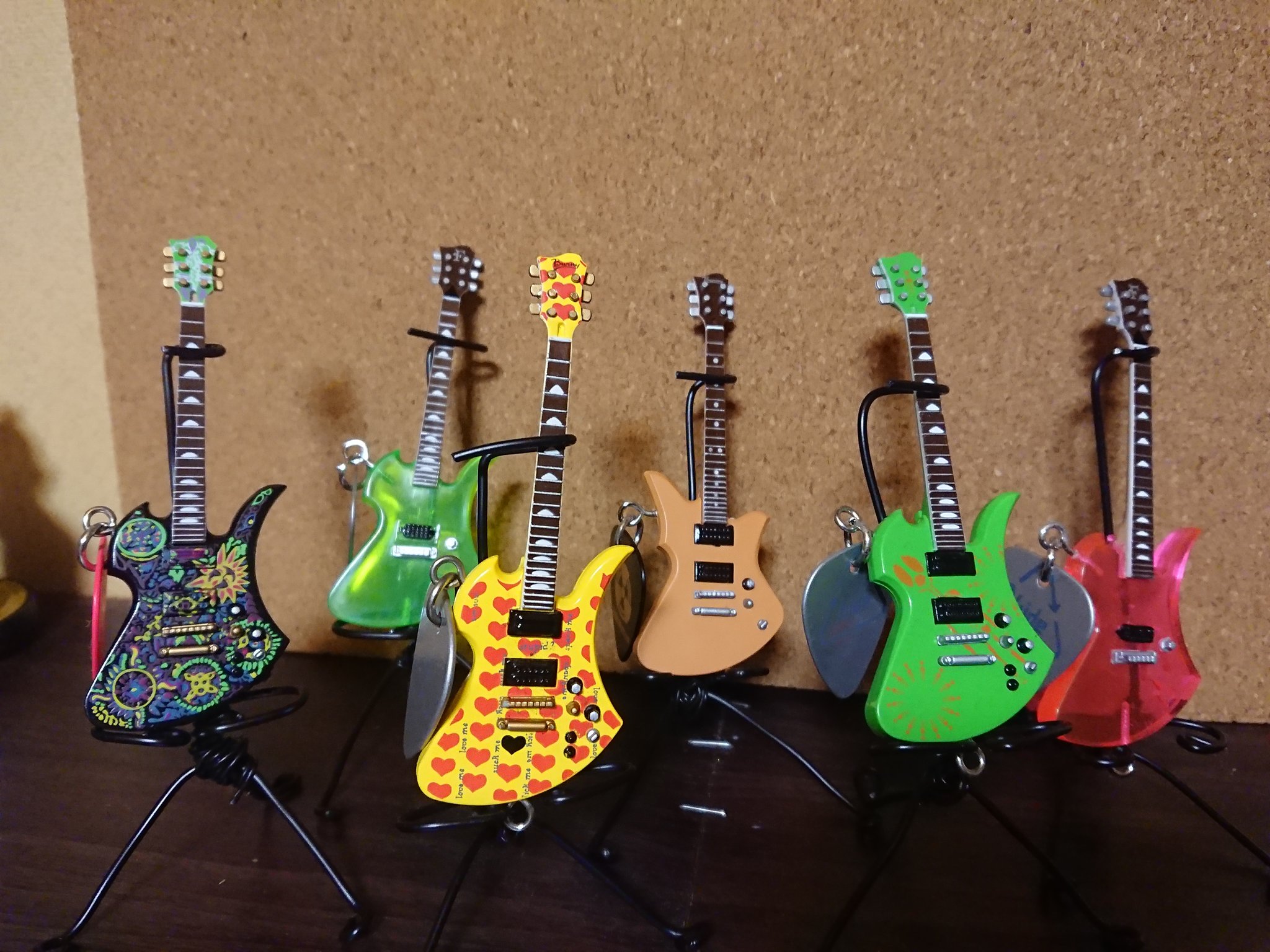 Ripple On Twitter 見て見て Hideギターコレクション 携帯ストラップ メルカリで安く手にいれたの そして今日届いた 艸 ｱﾊｯ 元から持ってたミニイエロー も一緒に並べて Hide Hideギター ギターコレクション Https T Co O1vukrnsyb