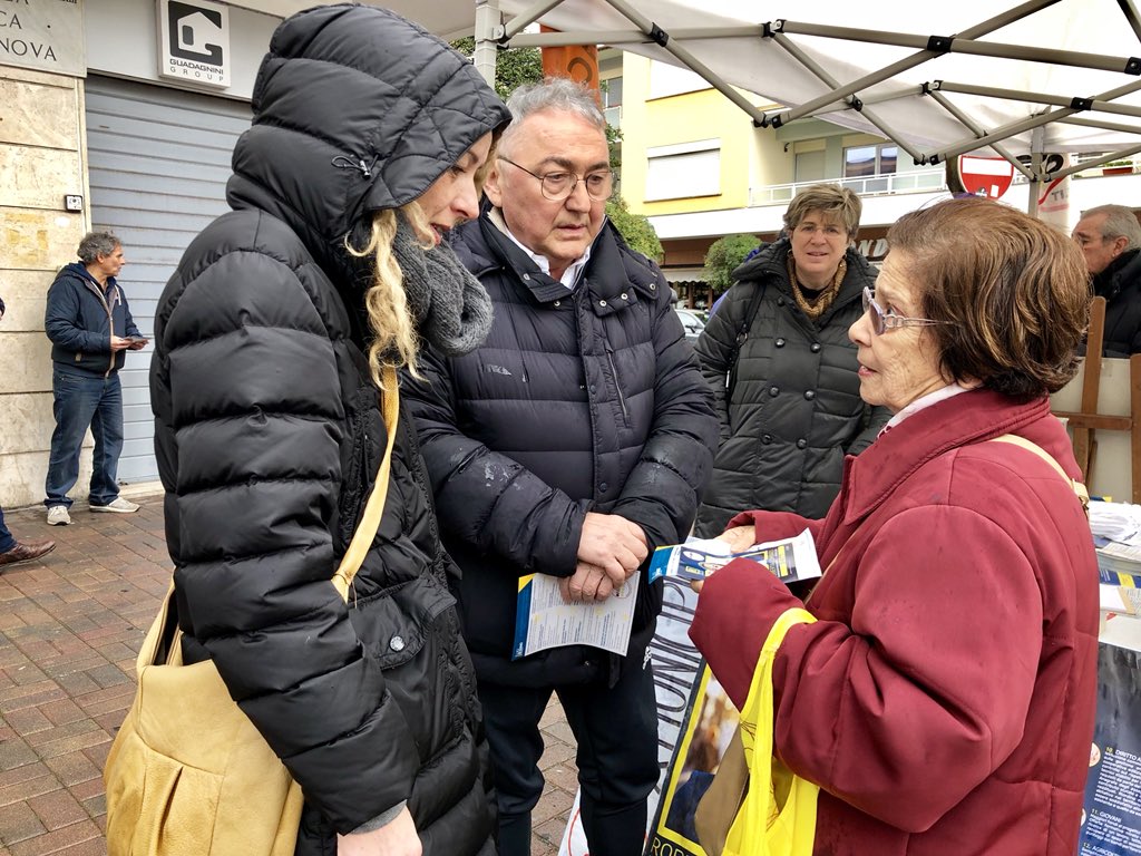 EmilioCarelli's tweet photo. Sabato mattina di nuovo ad #Ostia per farmi conoscere di persona dai cittadini. Siamo a otto giorni dal #voto del #4marzo, manca pochissimo ed è importante convincere gli indecisi che il @Mov5Stelle rappresenta l’unico strumento in grado di cambiare l’Italia #M5S https://t.co/jSXNoztOG3