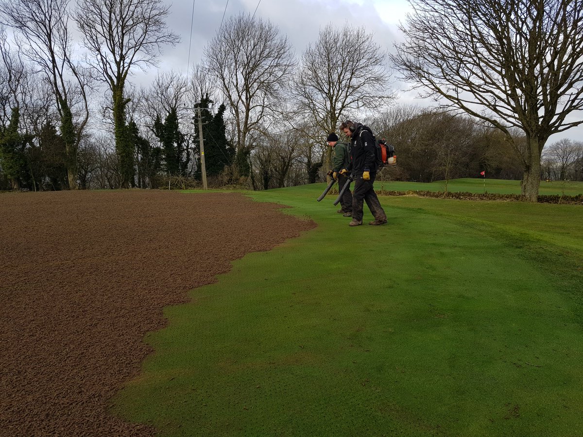 Jakerstwit's tweet photo. @BroadwayGC @BIGGALtd @ReesinkTurfcare Hollow coring greens this week before the cold weather. Great to get this important areation work carried out #greatteamwork #areation #weatherwindows https://t.co/e4DnXrWcVH