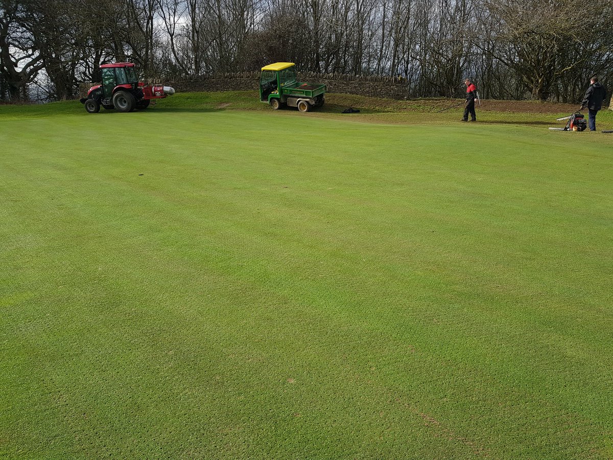 Jakerstwit's tweet photo. @BroadwayGC @BIGGALtd @ReesinkTurfcare Hollow coring greens this week before the cold weather. Great to get this important areation work carried out #greatteamwork #areation #weatherwindows https://t.co/e4DnXrWcVH