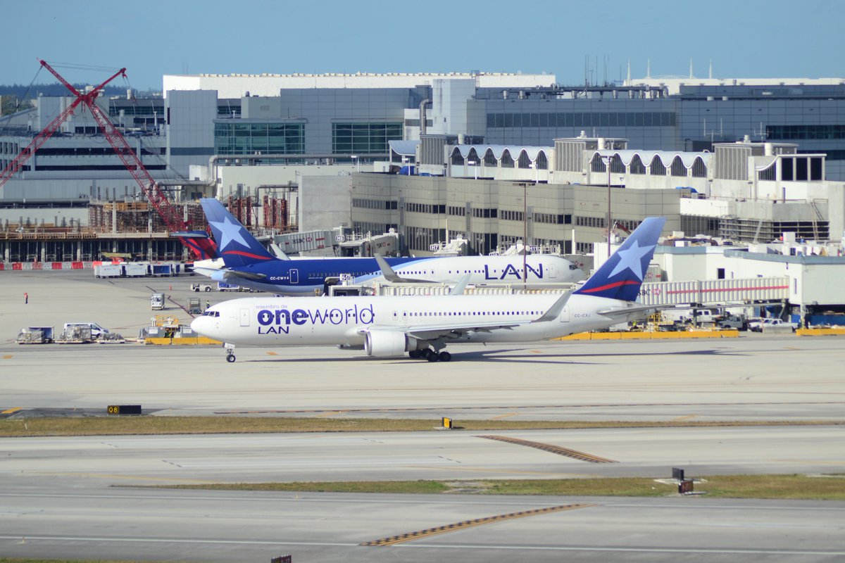 LAN PARTYYYYYYYYYY!!!!!!!!!!!..... I'll be in the corner wearing a dunce hat -.-.... Double @LANAirlines at Miami Intl over presidents day weekend
©Photo Was shot by me
#OneWorld #LANAirlines #Boeing