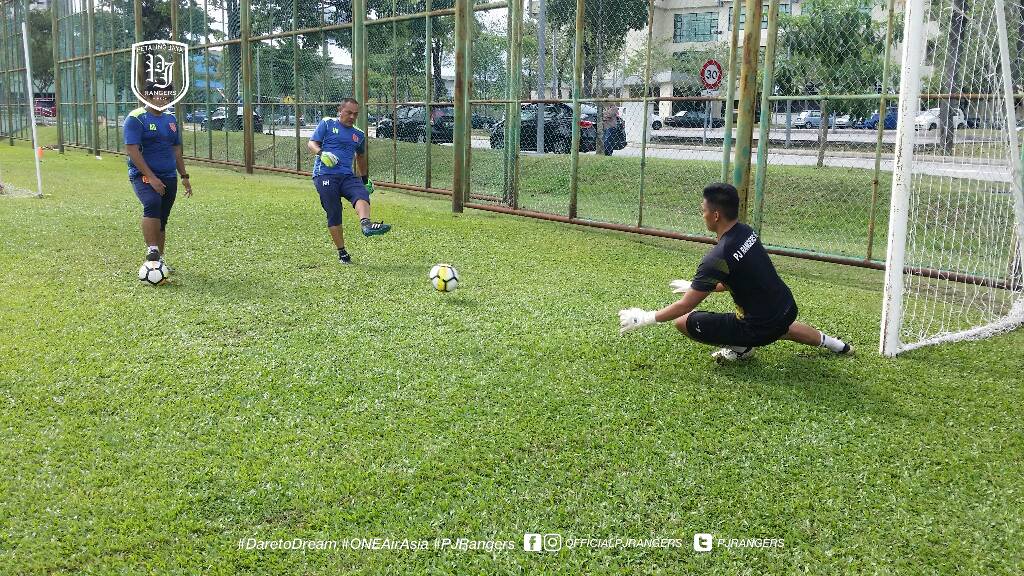 PJRangers's tweet photo. Training session ahead of the first FAM Cup 2018 match vs Perlis FA.
#DareToDream
#OneAirAsia
#PJRangers https://t.co/ayTn1ZqFUR