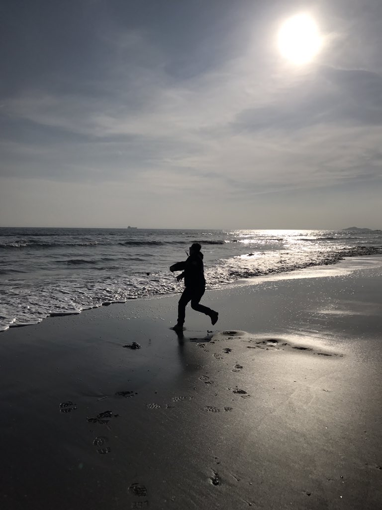 01_stitch's tweet photo. Lovely sunny beach day in Kirkcaldy #proudpanther #warmupjersey #nocoatsneeded @ChrisWhitmore31 https://t.co/ksVR2Jo6fk