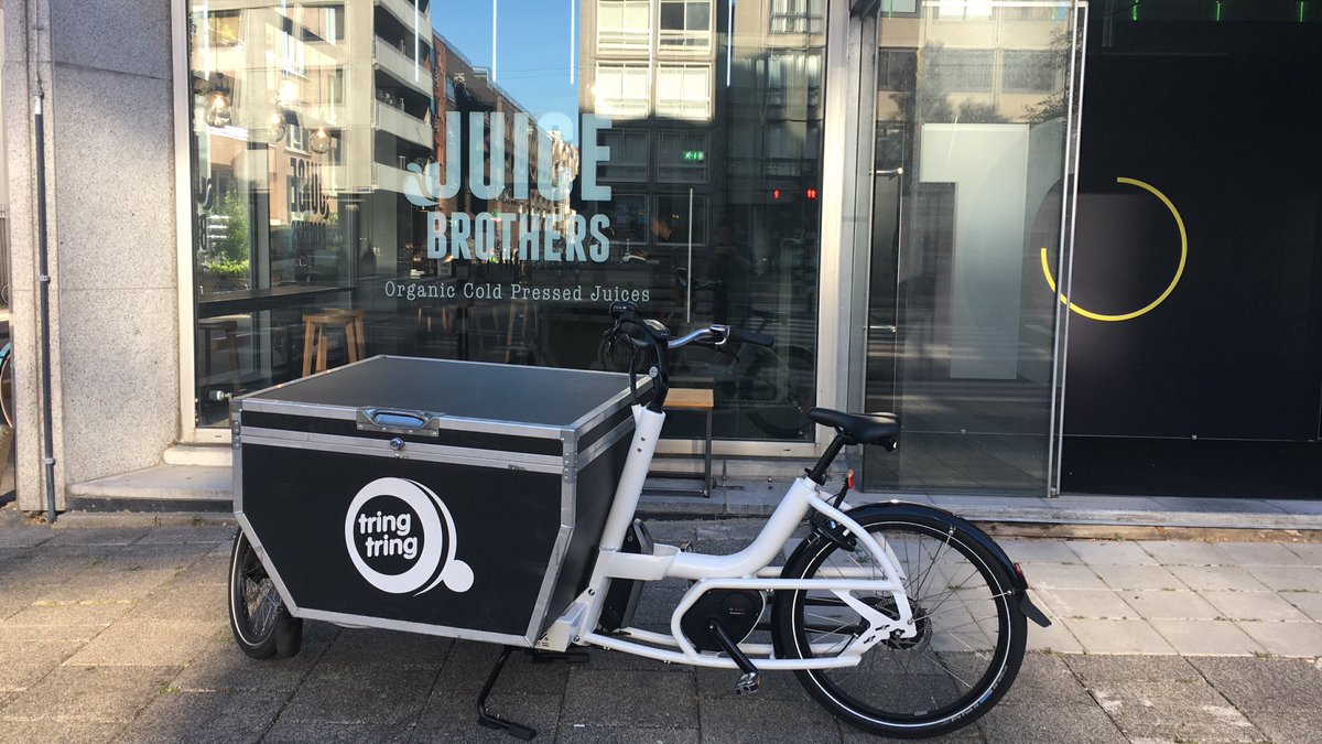 Helping <a href="/juicebrothers/">Julian Gabriel</a> with green deliveries to their clients in #Amsterdam. Healthy juices needs to be delivered without emissions #juicebrothers #ZeroEmissions #cargobike #duurzaam
