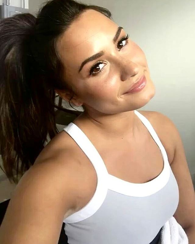 lovaticsilysm's tweet photo. ne kadar ilerdeyiz ki #Batman #iHeartAwards #CutestPet https://t.co/HwUvoxIGz7