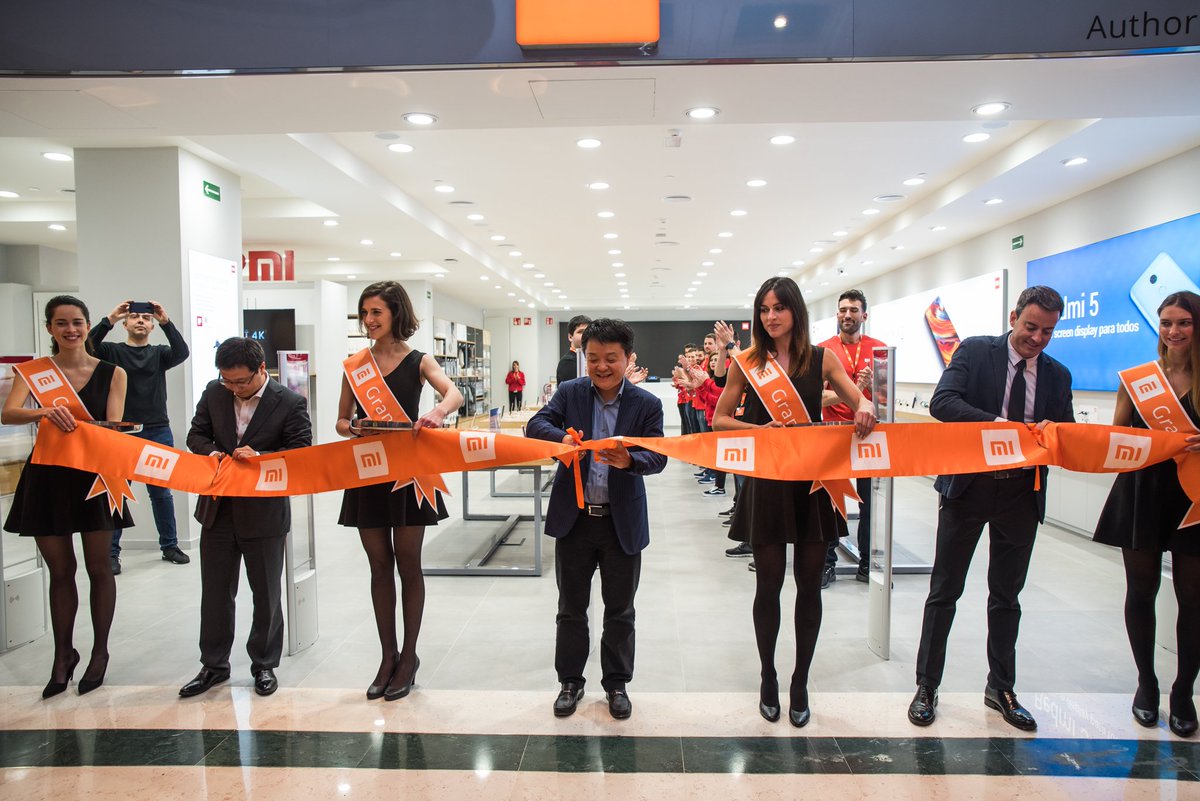 XiaomiEspana's tweet photo. Nos habéis dejado sin palabras, ¡MIL GRACIAS por esta gran acogida! Encantados de teneros tan cerca y saber que la espera ha merecido la pena. Nos vemos en CC Gran Vía 2, Planta Baja, Local B32-33 #XiaomiBCN https://t.co/aIBCgxRNAX