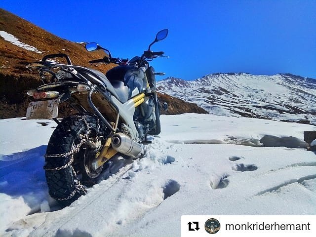 MahindraMojo_'s tweet photo. Whether it is sand or snow, never let anything stop you from reaching new heights. #mojogoeseverywhere https://t.co/ss4an58ev1