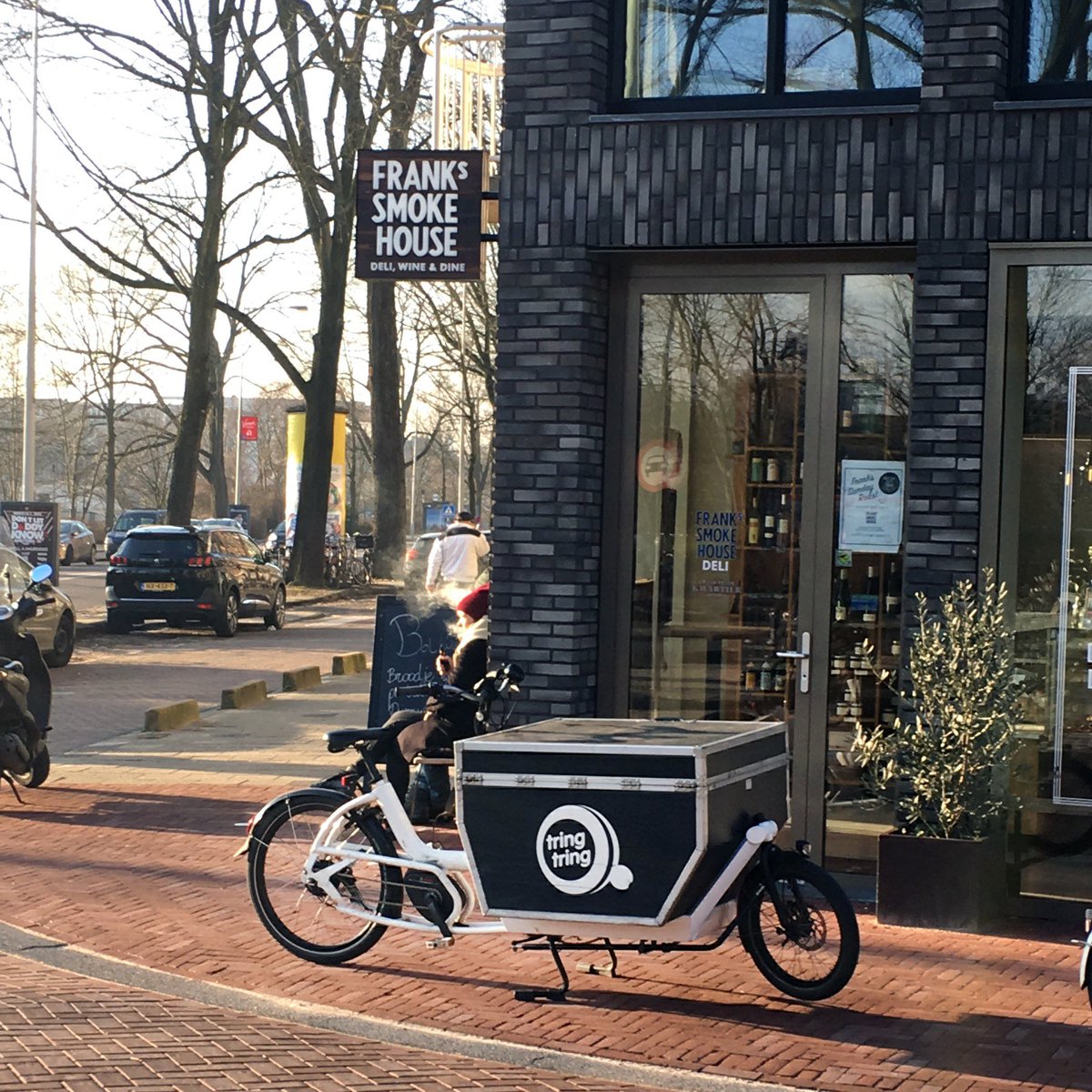 The best smoke house of #Amsterdam: #frankssmokehouse has an eye for #Sustainability. Frank delivers daily to all their clients in the city with #ZeroEmissions and without delivery vans. Happy to serve them for over a year now! #SmartMobility #green #delivery