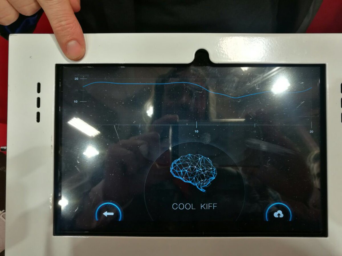 #SIA2018 - En train de déguster un verre de vin et d'apprécier le résultat émotif dans mon activité cérébrale grâce au <a href="/Neurokiff/">Neurokiff</a> de <a href="/franckytrichet/">Francky TRICHET</a>, enseignant-chercheur à Nantes ! Impressionnant !