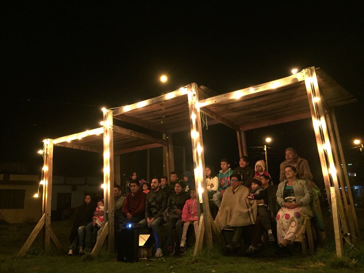bienpensado's tweet photo. Los mobiliarios #OpenSource  de #AccionesDePaz se convierten en salas de cine nocturnos en #Ipiales Los ciudadanos los construyeron ahora lo gestionan. @CamiloRomero @RafaelPardo @InnovaCiudadana @bernardosampa @MatiasFBianchi @DaniSie @eldardo @ProyectoADP @urbanohumano https://t.co/SRazAqdeam