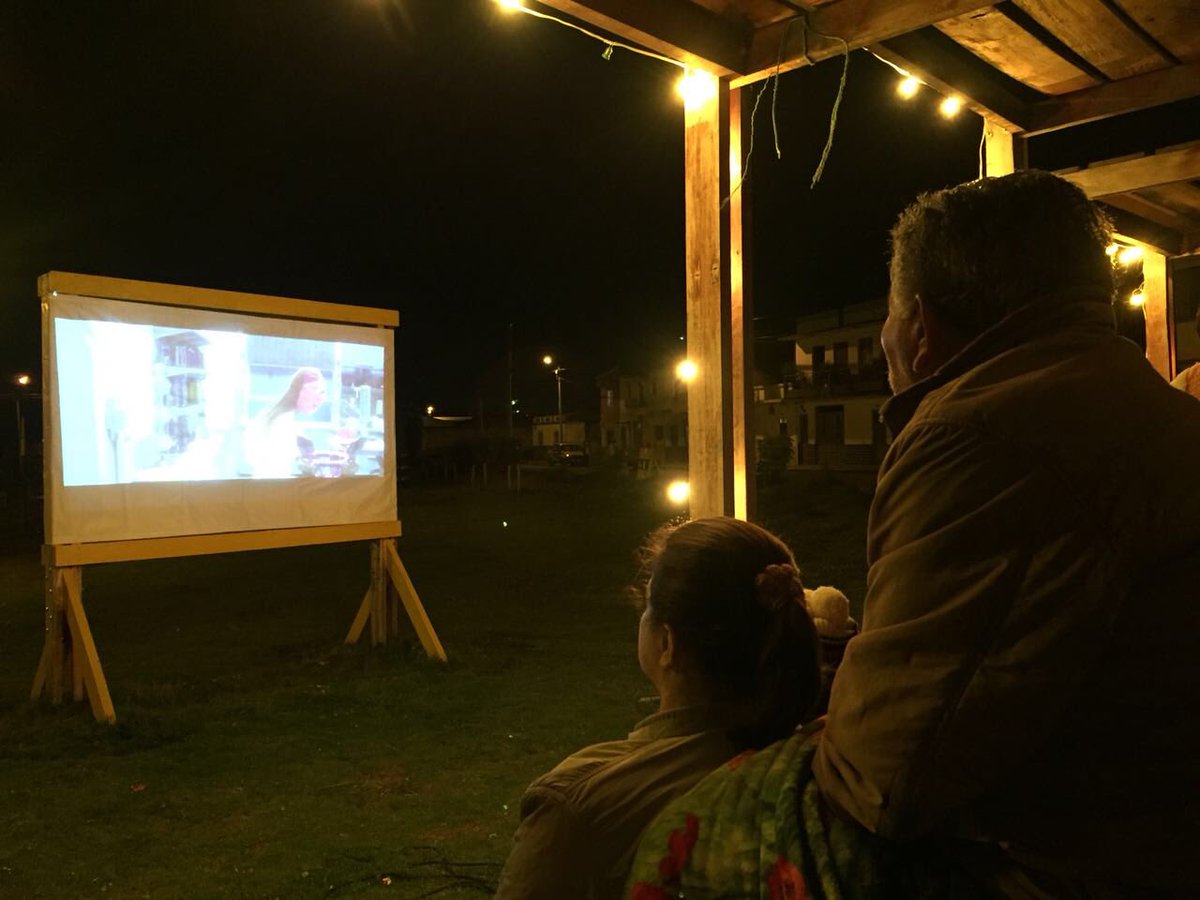 bienpensado's tweet photo. Los mobiliarios #OpenSource  de #AccionesDePaz se convierten en salas de cine nocturnos en #Ipiales Los ciudadanos los construyeron ahora lo gestionan. @CamiloRomero @RafaelPardo @InnovaCiudadana @bernardosampa @MatiasFBianchi @DaniSie @eldardo @ProyectoADP @urbanohumano https://t.co/SRazAqdeam