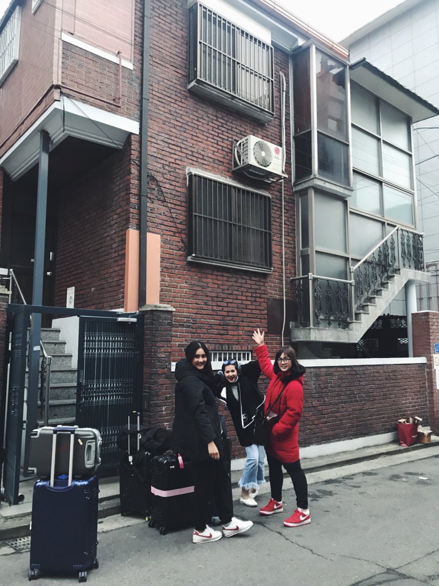 RaineyF3's tweet image. แนะนำที่พัก Airbnb ชื่อ grace's house ห่างจาก Hongik st n exit 3 แค่ 3นาที (ไม่น่าถึง 400 เมตร) ได้ฟีลเกาหลีฝุด ชอบตรงมีเครื่องซักผ้า..ห้องไม่เล็กนะ เป็นบ้านของคนเกาหลีจริงๆได้เลย ราคาไม่แพง ตกคนละ600 กว่าบาทต่อคืนจ้า เจ้าของบ้านใจดี อบอุ่นและมีความสุข จบการรีวิว #รีวิวเกาหลี