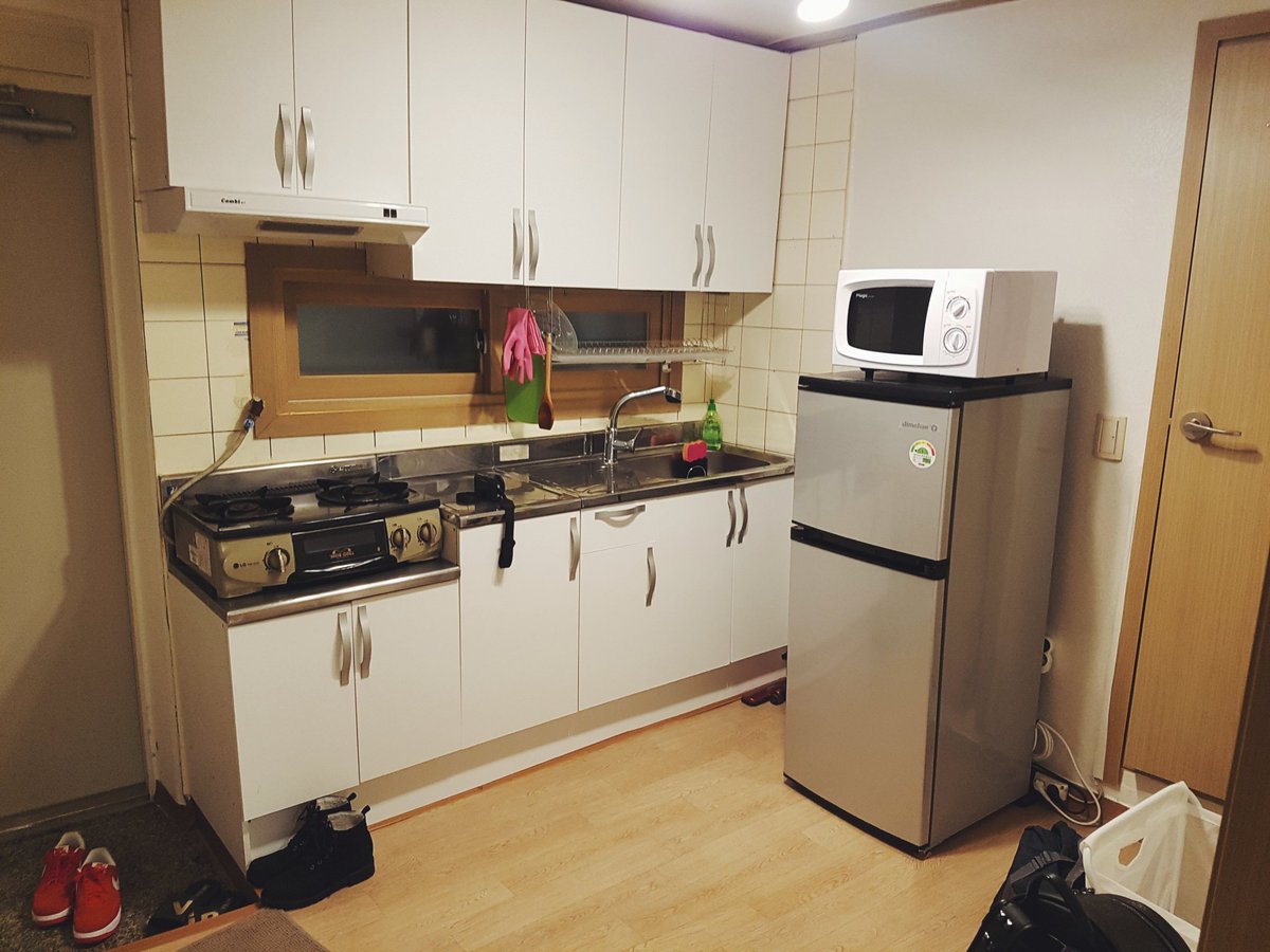 RaineyF3's tweet image. แนะนำที่พัก Airbnb ชื่อ grace's house ห่างจาก Hongik st n exit 3 แค่ 3นาที (ไม่น่าถึง 400 เมตร) ได้ฟีลเกาหลีฝุด ชอบตรงมีเครื่องซักผ้า..ห้องไม่เล็กนะ เป็นบ้านของคนเกาหลีจริงๆได้เลย ราคาไม่แพง ตกคนละ600 กว่าบาทต่อคืนจ้า เจ้าของบ้านใจดี อบอุ่นและมีความสุข จบการรีวิว #รีวิวเกาหลี