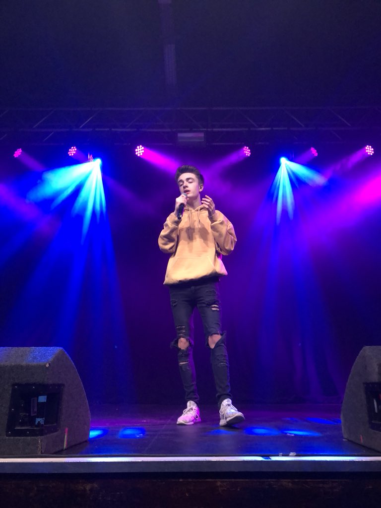annabellethea1's tweet photo. @DylanFraser is releasing his new song #BodyOverMine on the 2nd March, but you can preorder it this Monday (26th Feb) We need to get as many people as possible to preorder so we can get it on the iTunes Charts!!! ❤️🎉 https://t.co/ags0A4w5CC