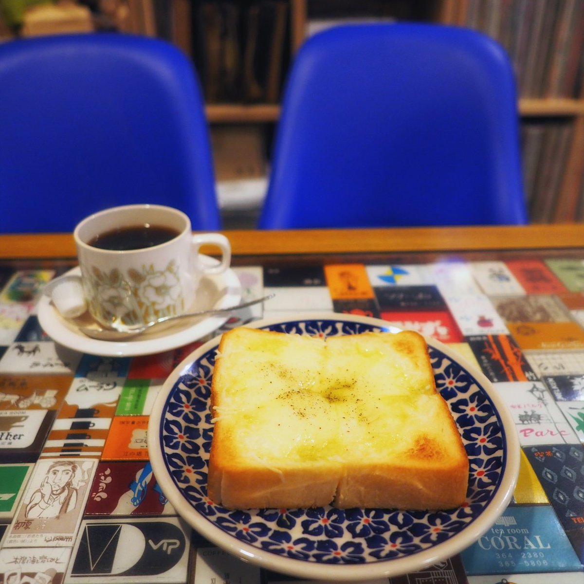 O Xrhsths コトリス Sto Twitter 別世界barに行く前に 再開した喫茶アオツキへ マッチコレクターが舌をまく 見た限り現役の 喫茶店のマッチコレクションテーブルの上でコーヒーとトーストを 新しいのに懐かしい空間が心地よい 能町さん仕様なのか