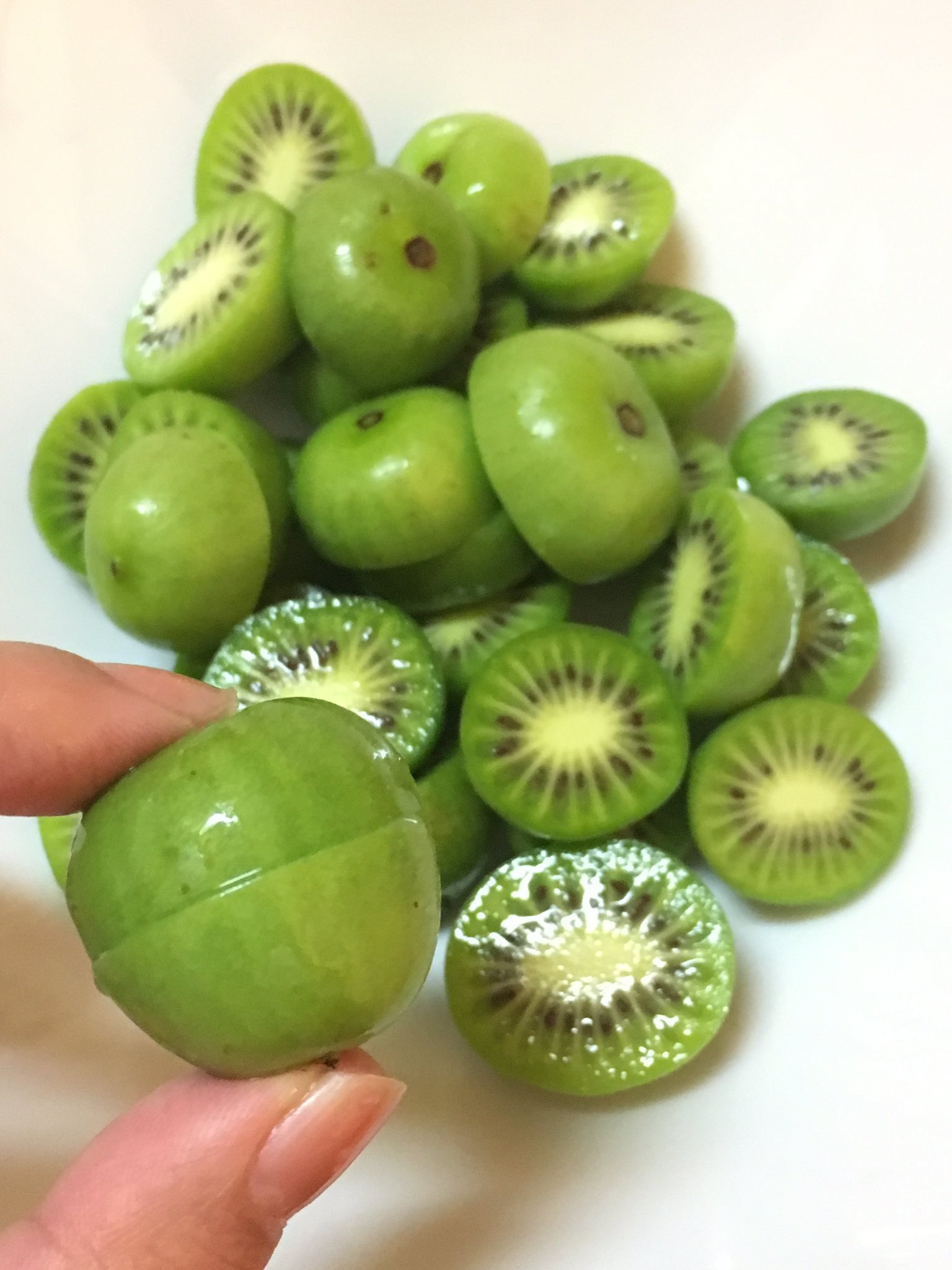 イチ 今日 コストコでベビーキウイが売ってたので買ってきた 小さくて 皮に毛がなくて 洗ってそのまま食べられます 見た目は馴染みのない緑の実なんだけど 割るとキウイ 面白い 身も甘い 美味い 世の中にはまだまだ私の知らない美味しいものがある