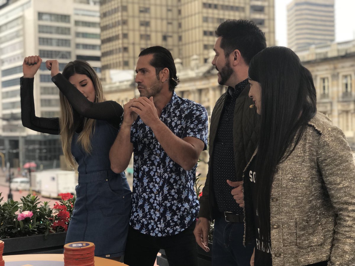 BravissimoCity's tweet photo. Comenzamos nuestro #CorrePalabra con @nataliabedoya y @gregoriopernia #LosTitis #LosBluseros ¿por quién vas? https://t.co/8N4AOo5dse