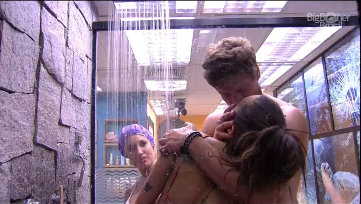 lucaaa_mr's tweet photo. Triângulo amoroso? Será?
#BBB https://t.co/vY2on0jKnu