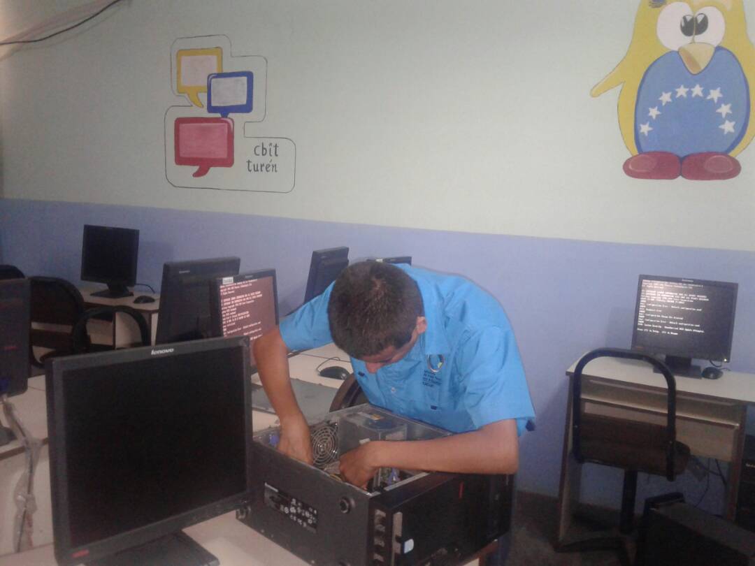 fundabitpor's tweet photo. Formadores Tecnológicos del Municipio Turen activos en la Jornada de Mantenimiento #EstaEsMiEscuela @Fundabit @JauaMiranda https://t.co/tULCbTuCLW