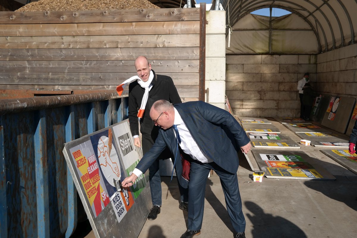 Richard_deLange's tweet photo. Met Daniël Koerhuis (TK VVD) helpen plakken voor de gemeenteraadsverkiezingen. Mooi geworden toch ! https://t.co/fLZcbCStYF