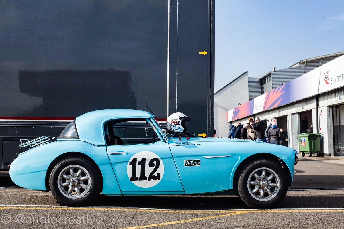 anglocreative's tweet photo. Austin Healey let’s race @VintageCarClub  #vscc @YouLikeCarsUK @vividcloudofwat @FAFBulldog @Cosito1Horacio @Bertieschip @simonshieldcars @BHPHangar @cjhm_models @ljphotoimages @exitspeed01 @Darylmatla @09EA63 @JohnPierceIX @GentlemanRacing #classic @MinxGenie @Matzke_Marco https://t.co/eIBzjOUikf
