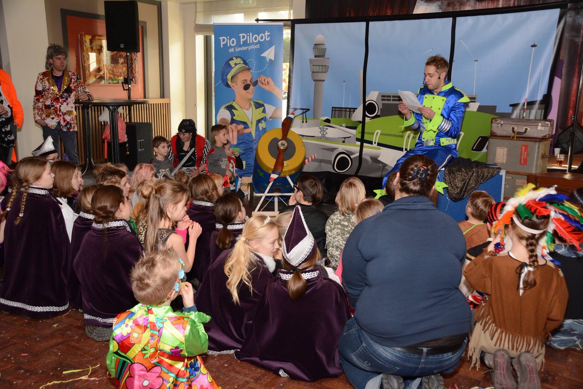 PioPiloot's tweet photo. We zijn weer volop aan het vliegen door het land. Waar zie ik je https://t.co/NelQK7qkJJ #vliegtuig #kindershow #piopiloot #landal https://t.co/sFcEJaz3ig