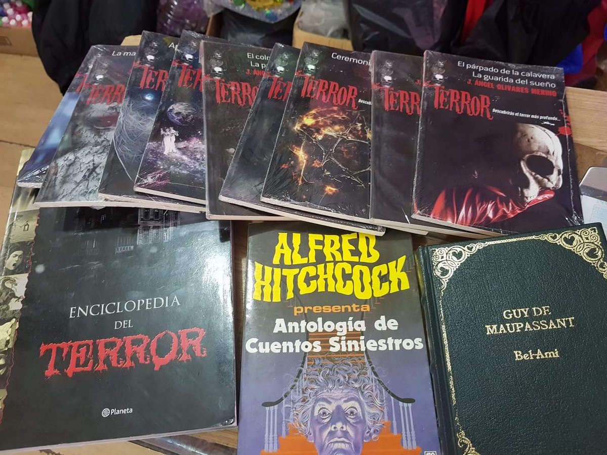 APoecraft's tweet photo. Más terror a mi biblioteca #loveterror #literaturadeterror #libreriadelterror https://t.co/E5LqcpeRnf