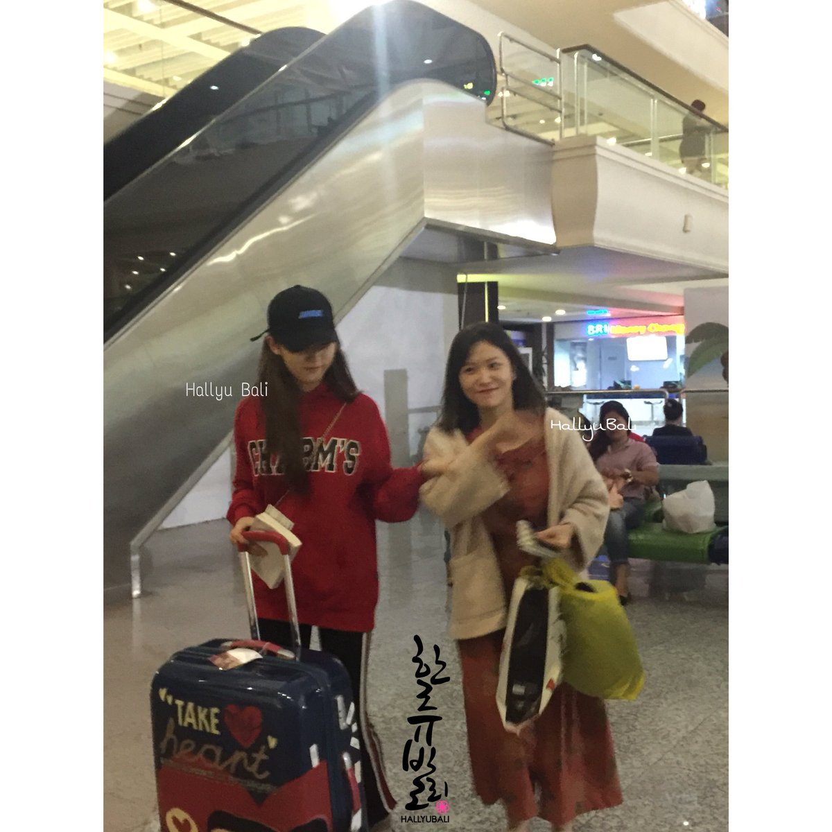 HallyuBali's tweet photo. [📷] 180307 #Yeri of #RedVelvet &amp; #KimSaeRon arrived at Ngurah Rai International Airport, Bali 🐢
#레드벨벳 #예리 #김예림 #김새론 https://t.co/vZloQyhevG