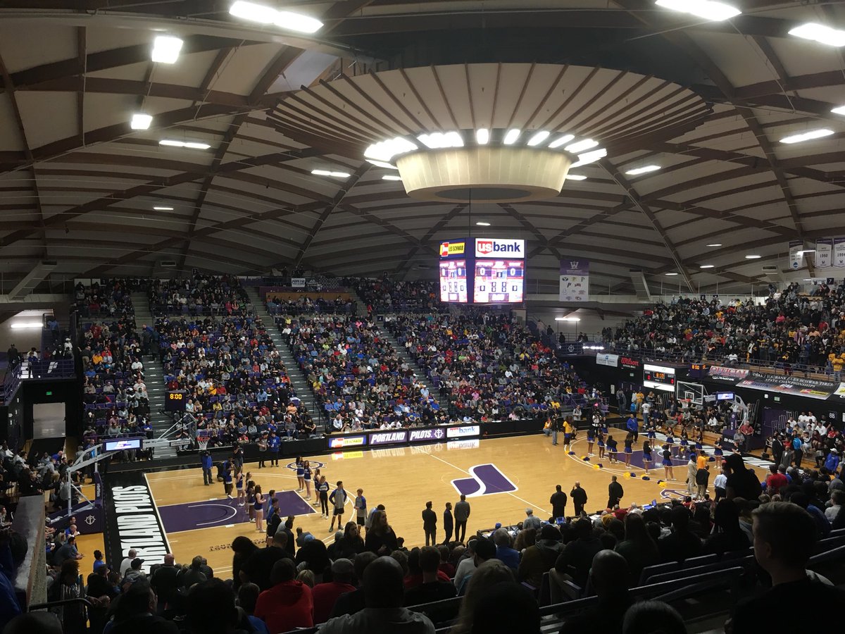 SportsChat503's tweet photo. Here at the City of Portland Championship aka the State Championship. #PILTakeover #jefferson #grant @PILathletics @OSAASports https://t.co/wcsjDdIXol
