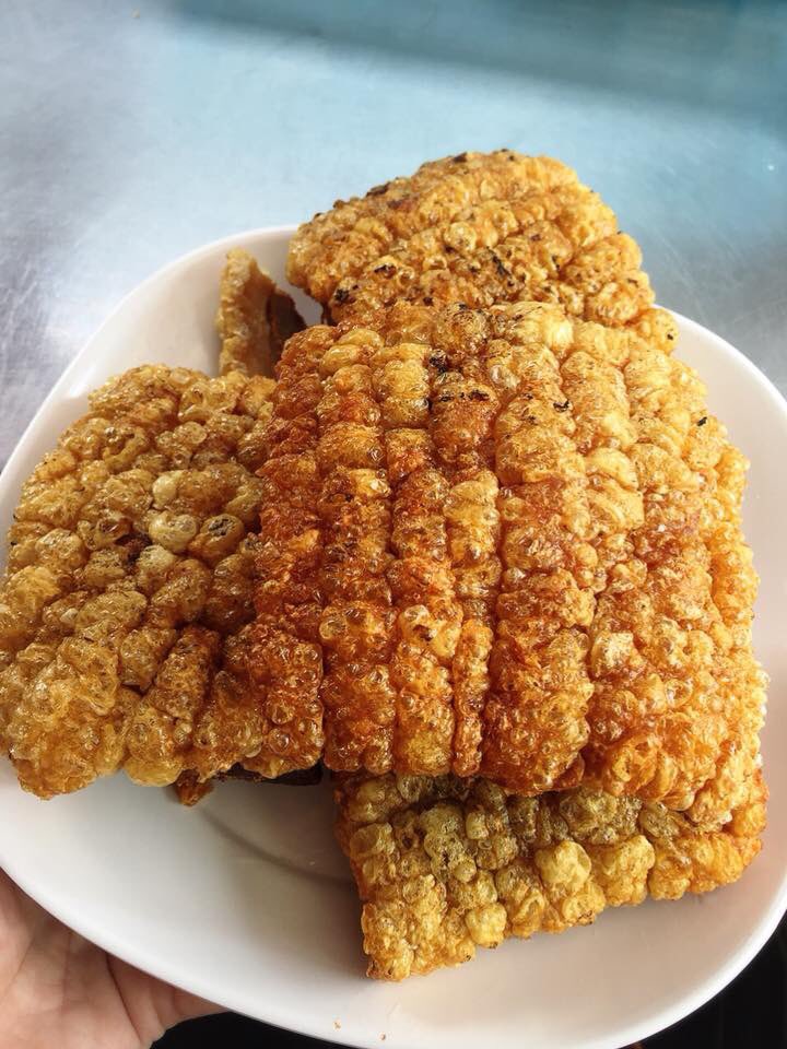 Petra_petra22's tweet photo. เพื่อนขายข้าวหมูกรอบ เบื้องหลังความอร่อย อุปกรณ์ป้องกันระหว่างทอด😅😅 https://t.co/8EAA6mPe1s