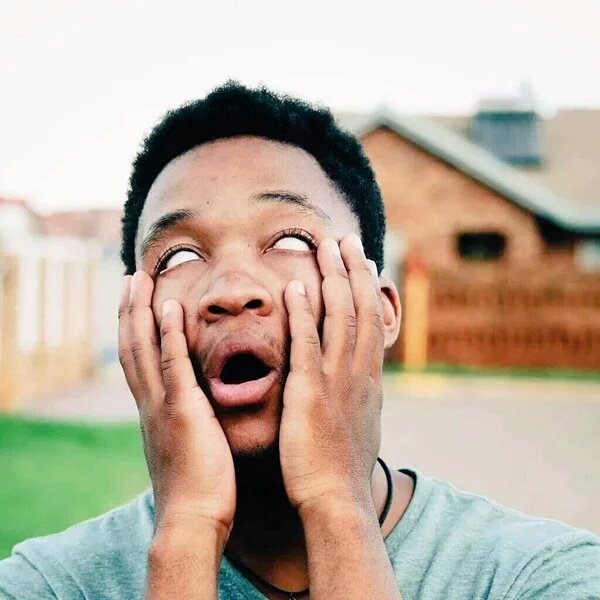 ChristoThurston's tweet photo. He was crazy about her. He even dreamed of a life together and growing old together. Until she said, 'Ndicela undithengele iAirtime'. https://t.co/nraJvU1SIk