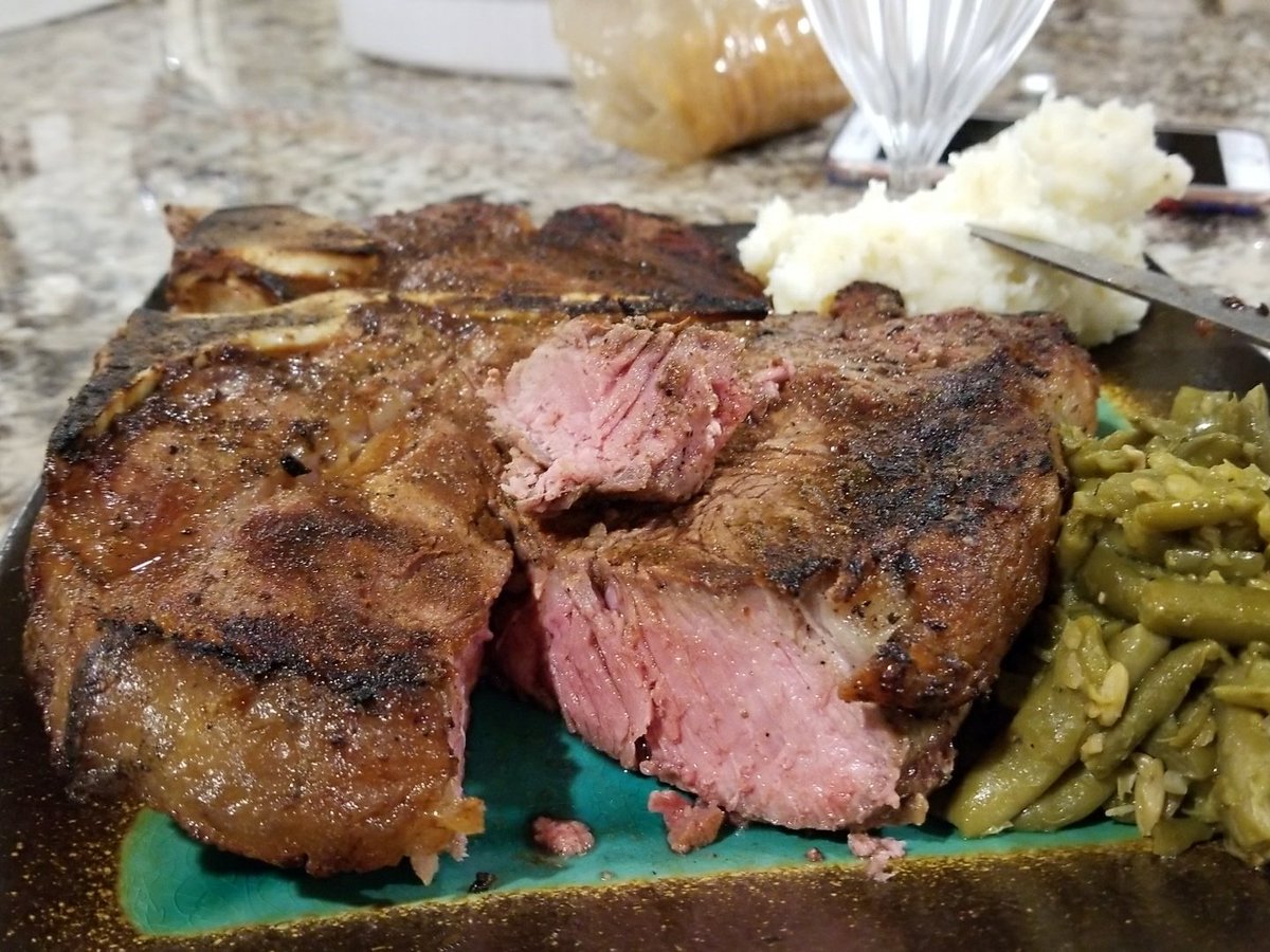 chief321's tweet photo. I'll estimate this t-bone at 30 ounces...
Probably shouldn't eat it all...
#probwill https://t.co/Cp80tj0VL0