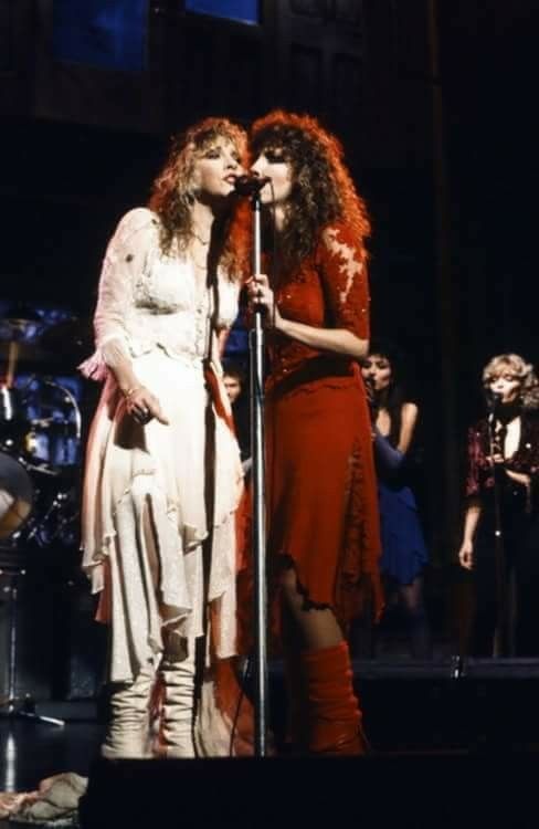 StevieNicks1025's tweet photo. Call for the Night Bird! @StevieNicksEdge @Rosesdaughter61 @gorgeousnicks @Rhiannon_999 #Nightbird #Lorinicks #Boots Whitewingeddove. https://t.co/MIrlR5Tpfc