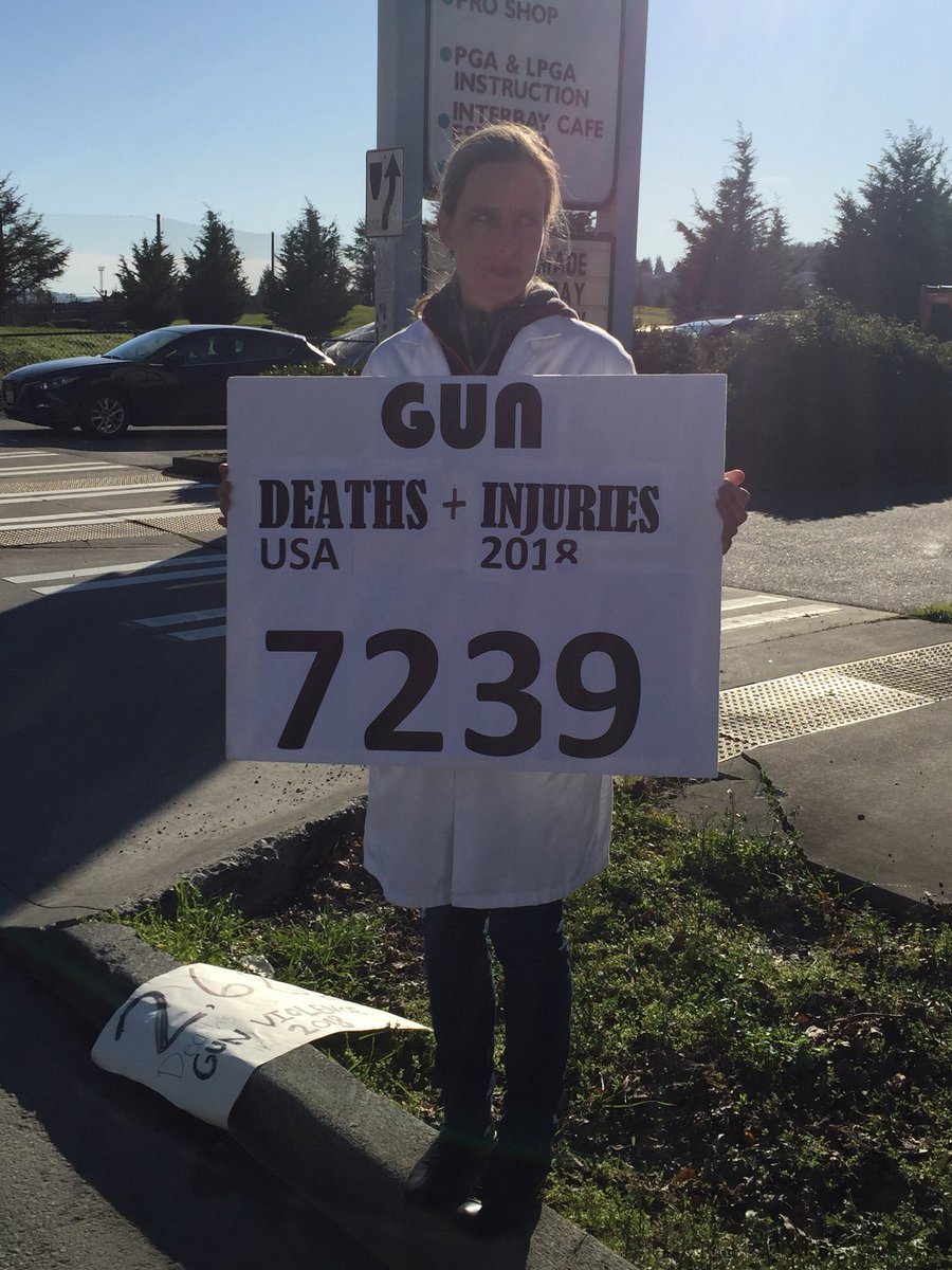 charlesmayer10's tweet photo. 2 Seattle doctors creating awareness around gun violence. #EnoughIsEnough #wapop https://t.co/xjHRbZrDtV