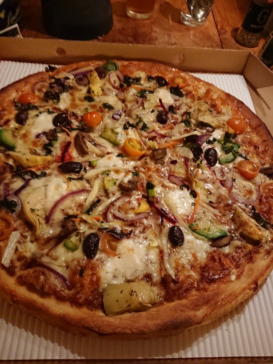 draupnir's tweet image. #pizza topped with #avocado, red #onion, marinated #mushroom, #artichoke, #olives, cherry #tomato, fresh #mozzarella and black pepper