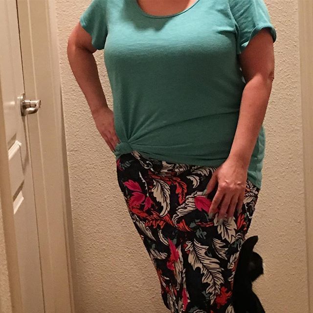 thepurplecamper's tweet image. Day 71 . . .  #ClassicT . . . #CassieSkirt . . . #365LuLaRoe . . . #LuLaRoeMicheleSims . . . ift.tt/2p5hf5G