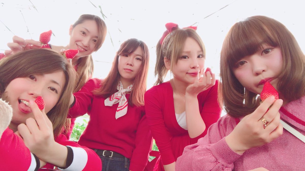 h__ters's tweet photo. ドレスコードは赤❤️
いちご大きくて甘くて幸せでした〜🍓
ゆうこさんが朝から並んで来てくれました🚲感謝🙇‍♀️ https://t.co/Ud37tTmRGI