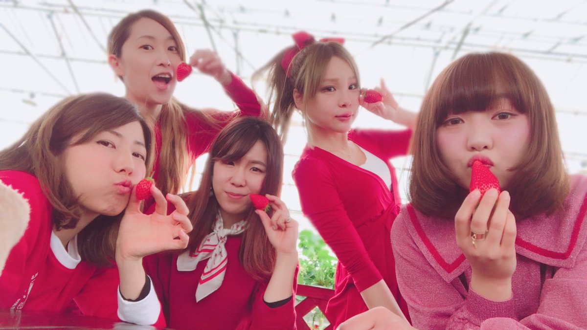 h__ters's tweet photo. ドレスコードは赤❤️
いちご大きくて甘くて幸せでした〜🍓
ゆうこさんが朝から並んで来てくれました🚲感謝🙇‍♀️ https://t.co/Ud37tTmRGI