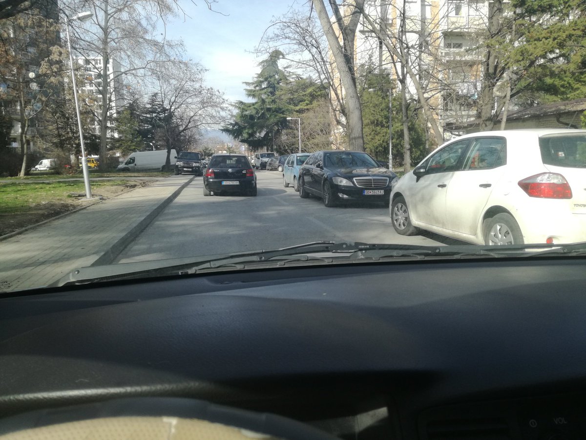 Нов ден нови шефчиња се крмачат во Чашка со колите паркирани на сред улица. Немој случајно сонце ко ќе изгрее на Водно да отидете... уствари што Водно не може со кола нагоре, а
за пешки тежи мевот. Епа ќе тежи стоко една кафанска. <a href="/sbogoev/">Стефан Богоев</a> <a href="/OpstinaKarpos/">Opstina Karpos (Municipality of Karposh)</a>