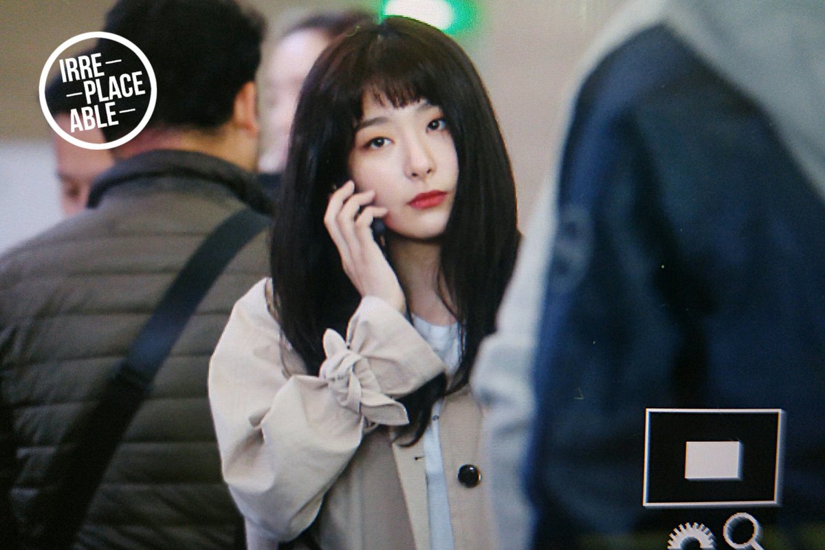 94irreplaceable's tweet photo. 180311 인천공항출국 😭😭😭 #슬기 #Seulgi https://t.co/GhrkDcMjws