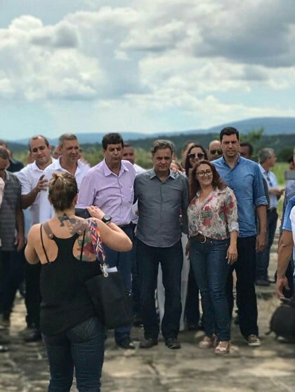 SapatinhoV's tweet photo. @aeciodepapelao Aécio Neves foi visitar a Fazenda do prefeito de Jequitinhonha, interior de Minas Gerais, Vale do Jequitinhonha, juntamente com correligionários, população descobriu e colocou um monte de faixa de protesto contra sua presença no Vale. https://t.co/KnwBrBl9Hl