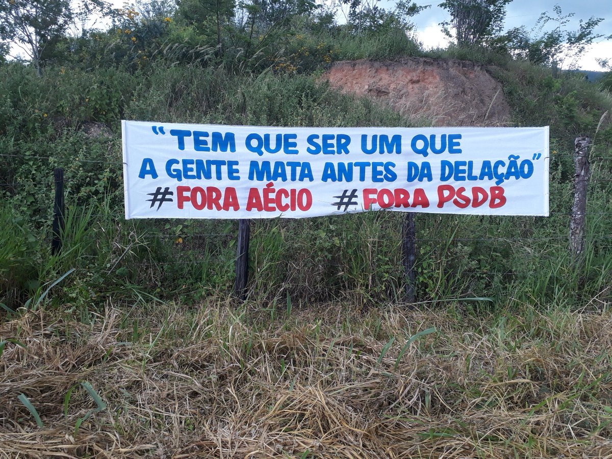 SapatinhoV's tweet photo. @aeciodepapelao Aécio Neves foi visitar a Fazenda do prefeito de Jequitinhonha, interior de Minas Gerais, Vale do Jequitinhonha, juntamente com correligionários, população descobriu e colocou um monte de faixa de protesto contra sua presença no Vale. https://t.co/KnwBrBl9Hl