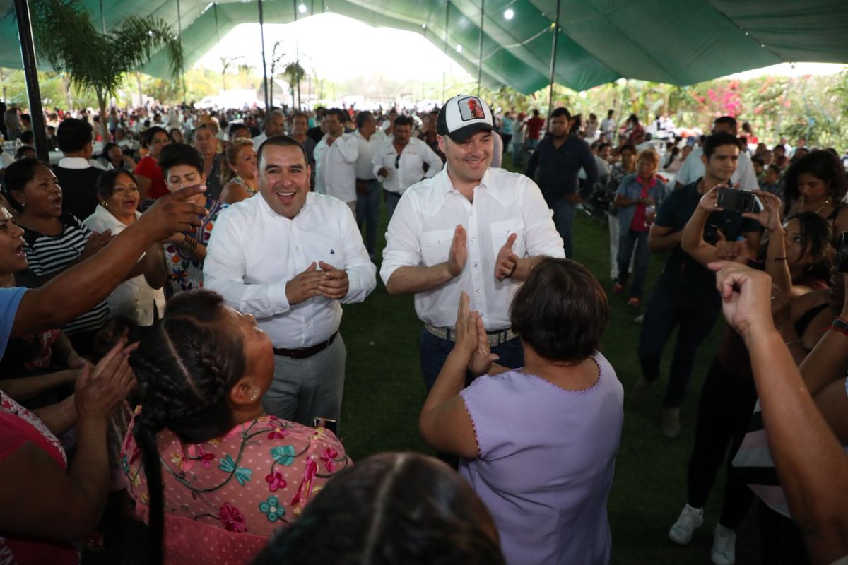 Gracias amigos de #Yautepec por hacerme sentir como en casa, festejar mi cumpleaños con todos  ustedes es muy importante para mí.