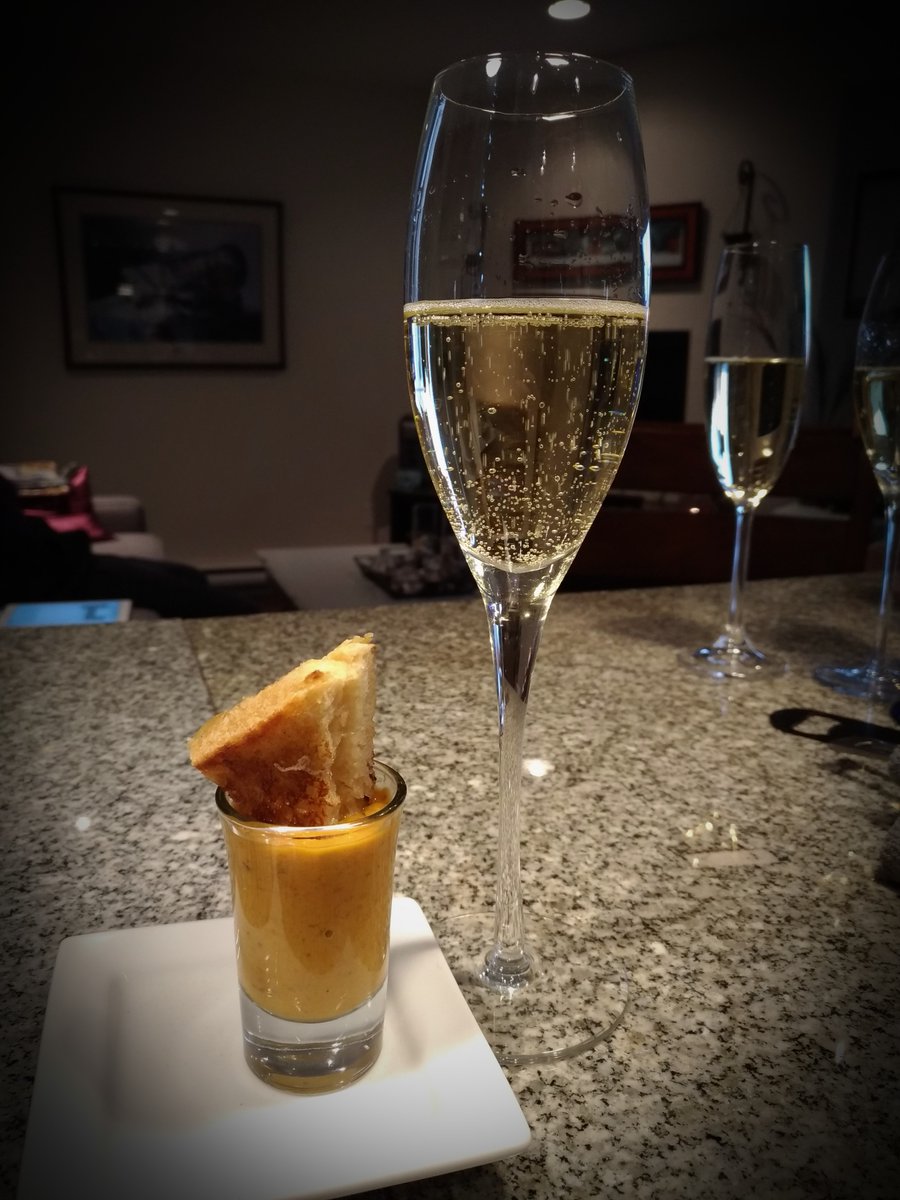 DinnerDBell's tweet photo. Tomato Bisque is a hit! Grilled cheese with Fontina. Wonderful Vidal sparkling wine from Arrowleaf #dinnerdbell #yyj #yyjfood https://t.co/fx1sbNBESs