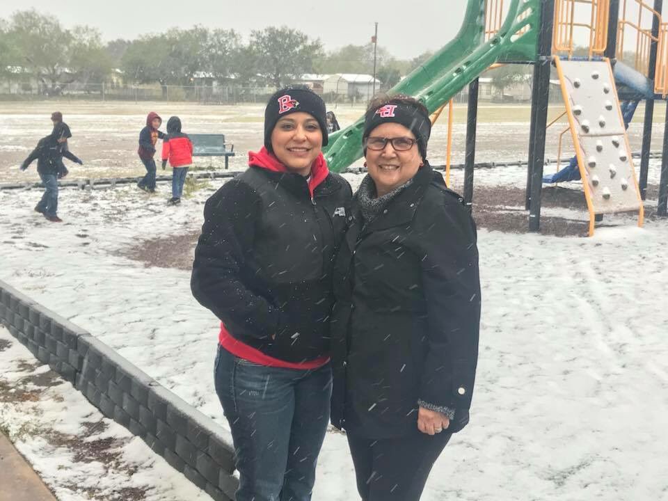 MarcelaLPC's tweet photo. Our staff is soaking in all the fun! We love it! #snow2017 #hcisdsnow #bonhamproud #SnowInTexas2017 https://t.co/JWVpVbyagT
