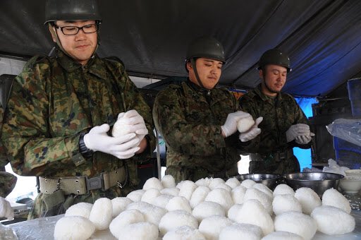 japan_jsdf's tweet photo. 夜明けから深夜まで調理を続け被災地にて暖かいご飯を振る舞う自衛隊員

しかし、隊員たちはこの暖かいご飯を口にせず被災者の方々へ全て配るので自分たちは冷えた缶詰やレトルトカレーを温めもせずそのまま流し込む
そして、休む間も無く再び各種支援活動へむかうのだという

#東日本大震災 https://t.co/iqx1Py7Ex1